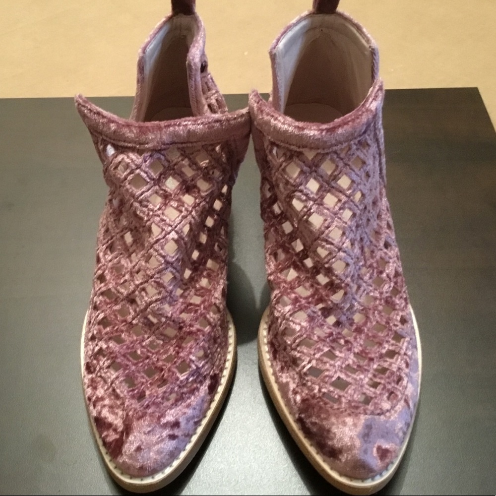 Pink velvet, bootie